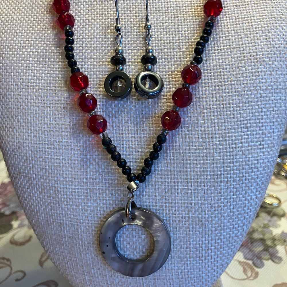 MOTHER OF PEARL PENDANT ON SEED BEAD AND CRYSTAL CHAIN / MATCHED EARRINGS - Picture 10 of 11